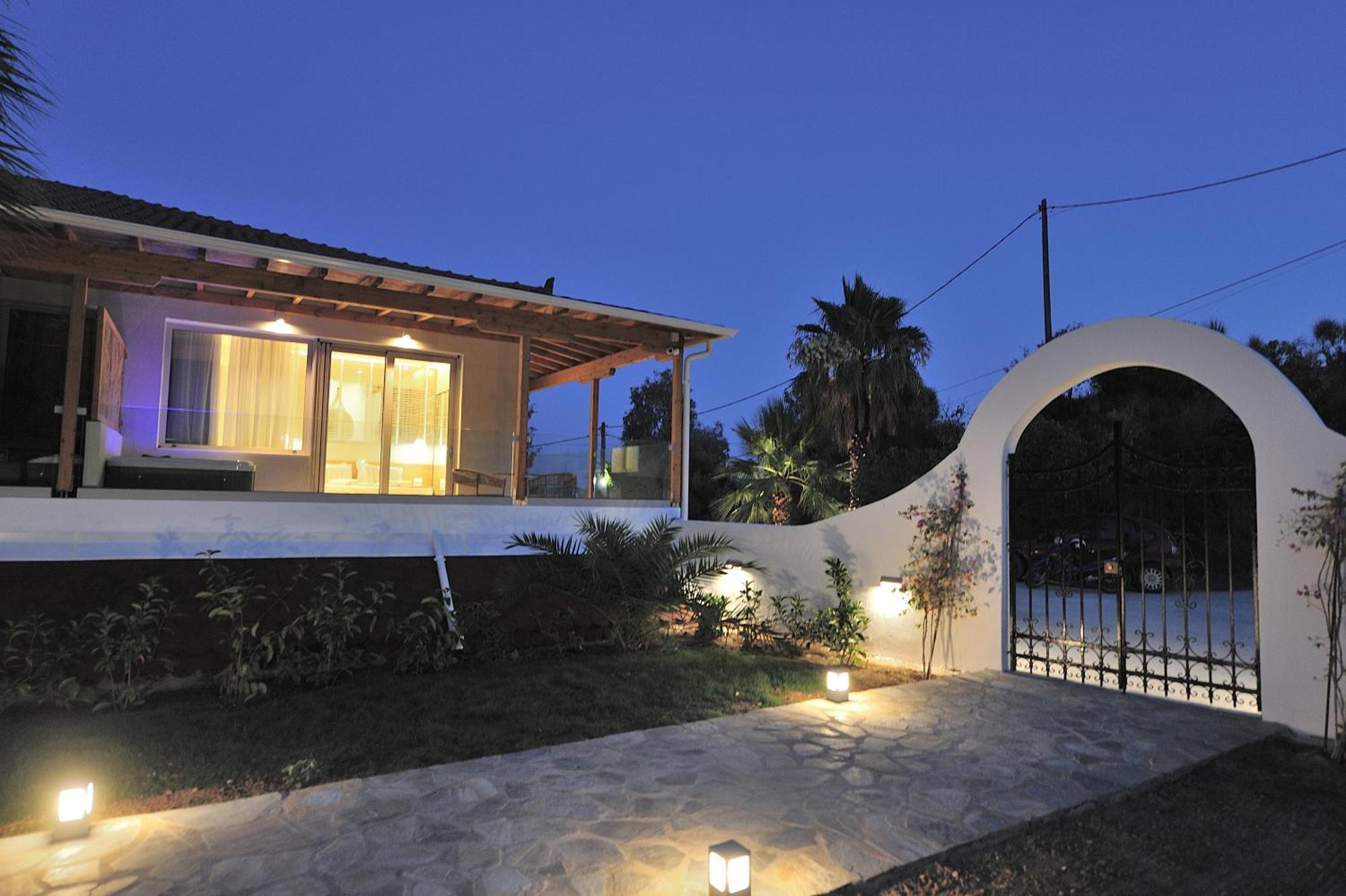 Salty Wave Suites Skiathos by Eksteriør billede