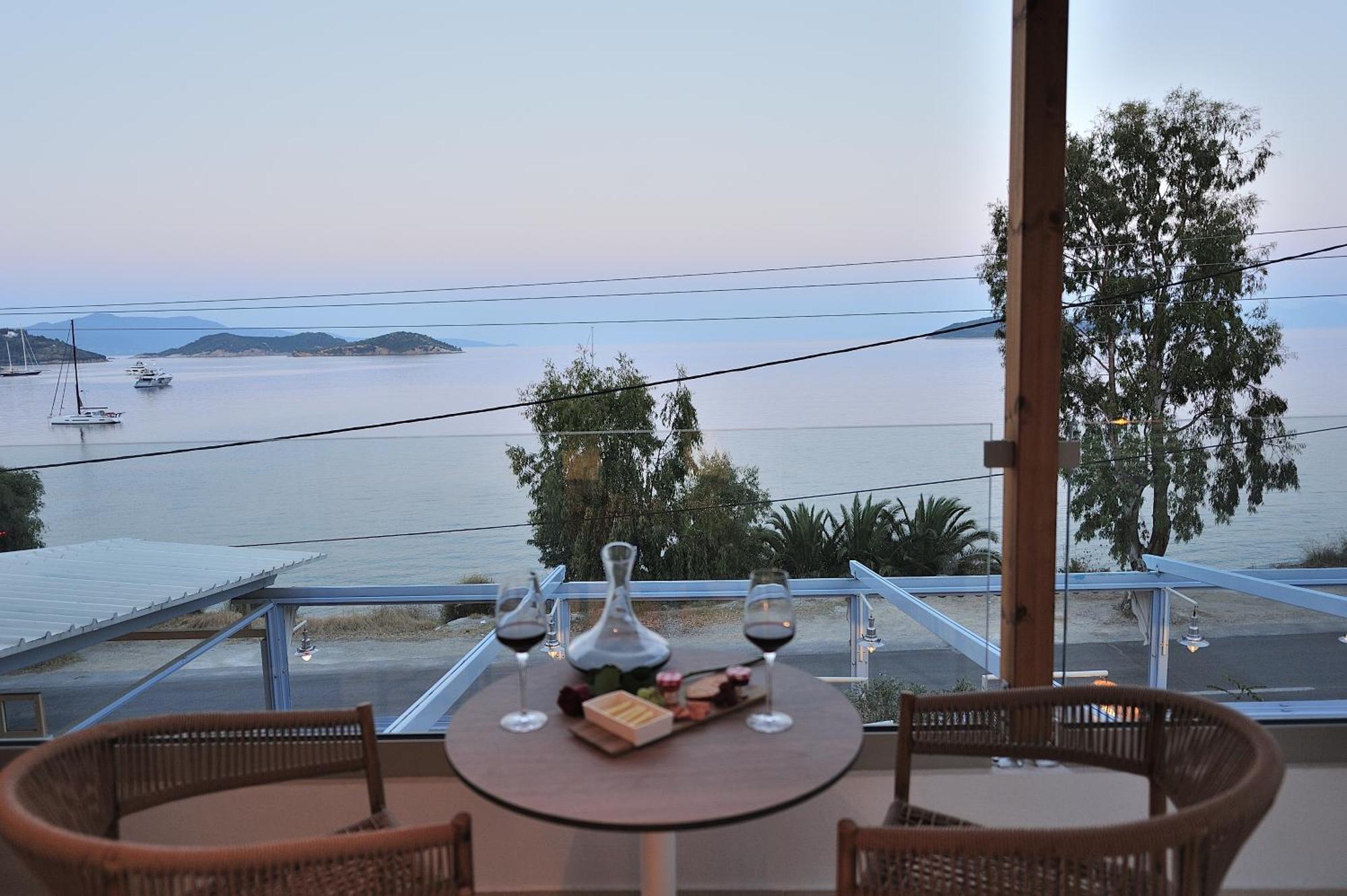 Salty Wave Suites Skiathos by Eksteriør billede